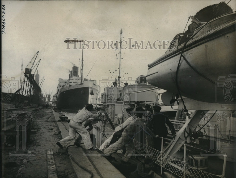 1938 Three Torpedo Boats Arriving in Havre, France - Historic Images