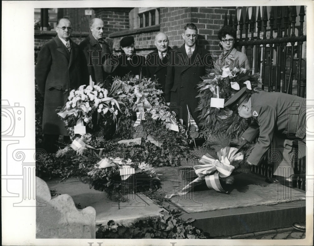 1943 Press Photo Lt Col MA Palle places wreath on Benjamin Franklin&#39;s grave - Historic Images