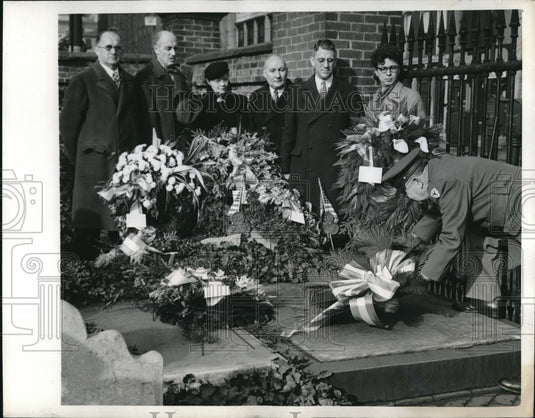 1943 Press Photo Lt Col MA Palle places wreath on Benjamin Franklin's grave - Historic Images