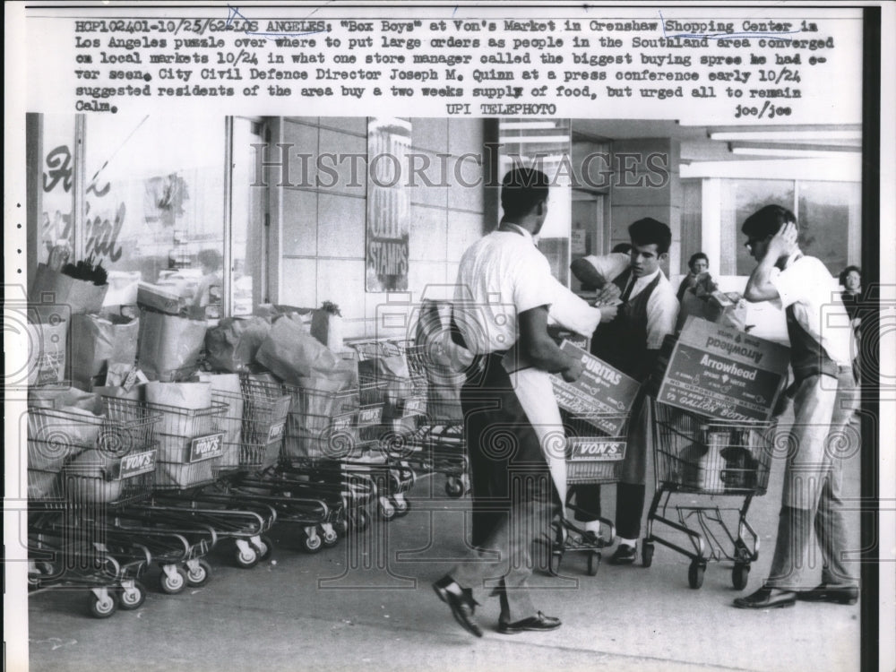 1962 Press Photo Box Boys At Von&#39;s Market In Crenshaw Shopping Center LA - Historic Images