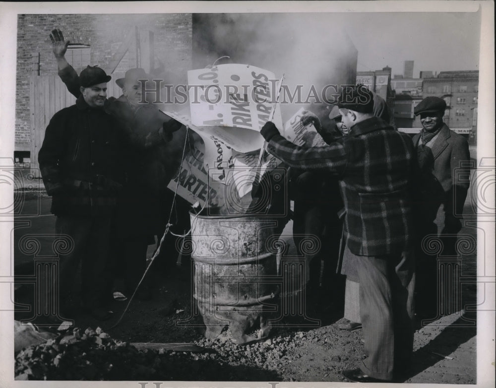 1946 Press Photo United Packinghouse Workers Burn Picket Signs at Stock Yards-Historic Images