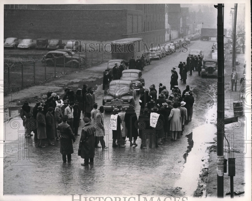 1948 Press Photo Police Watch As Picketers Impede Traffic - Historic Images