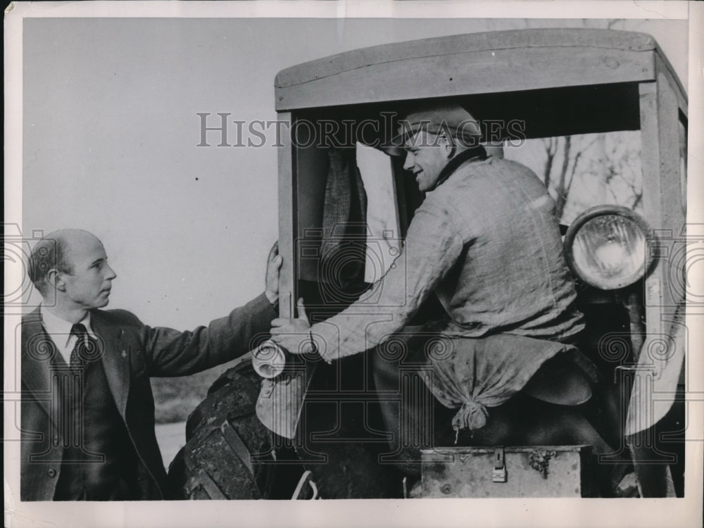 1949 Press Photo Business Man In Suit Talks To Denmark Peasant Farmer On Truck - Historic Images