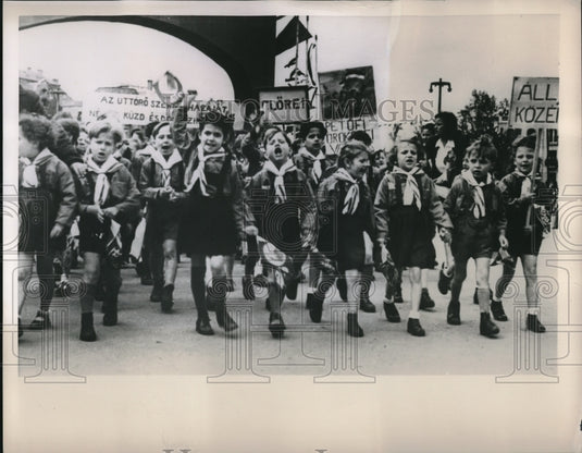 1951 Press Photo Hungary's Young Pioneers March In Budapest - Historic Images