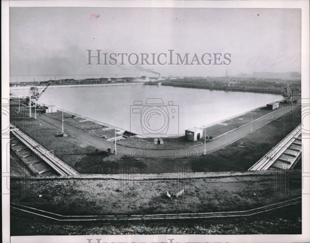 1954 Press Photo Port Of Manchester England Oil Dock For Tankers With 4 Berths - Historic Images