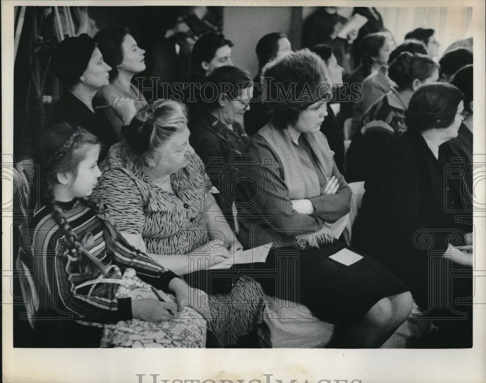 1963 Press Photo Three Generations Of Women Watch Fashion Show In Moscow Russia - Historic Images