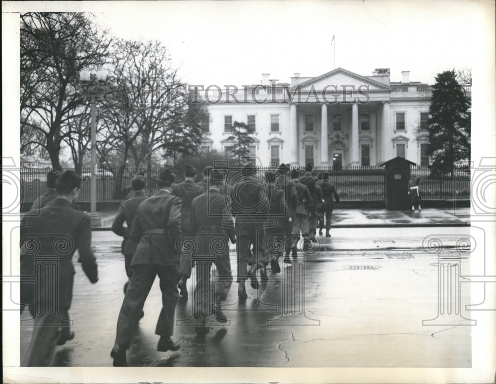 1943 Press Photo WWII Paratroopers In Uniform March Up Steps Of White House - Historic Images