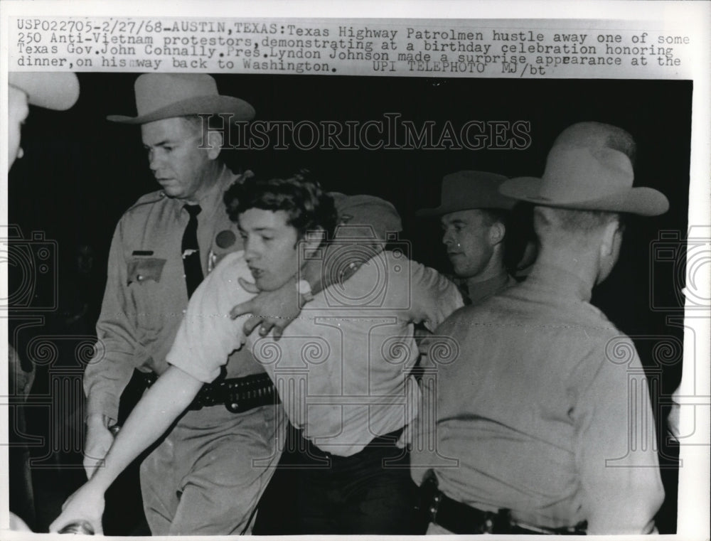 1968 Press Photo Texas Patrol remove Viet war protester at Gov. Cohnally event - Historic Images