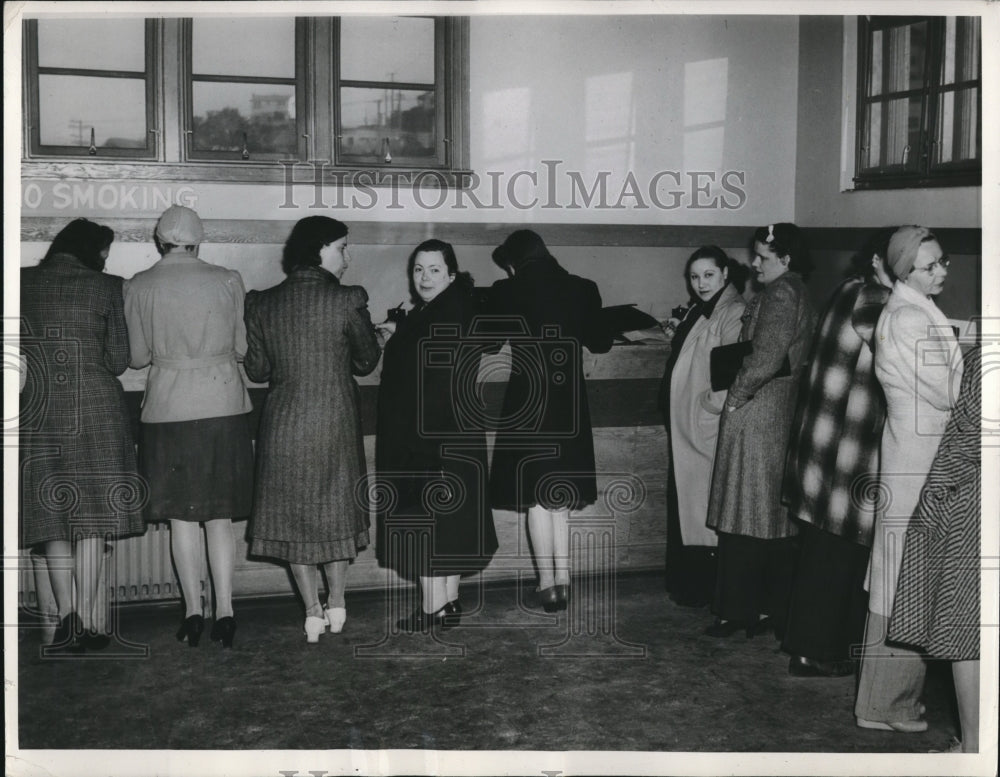 1942 Press Photo Women File Job Applications At Mars Island Navy Yard WWII - Historic Images