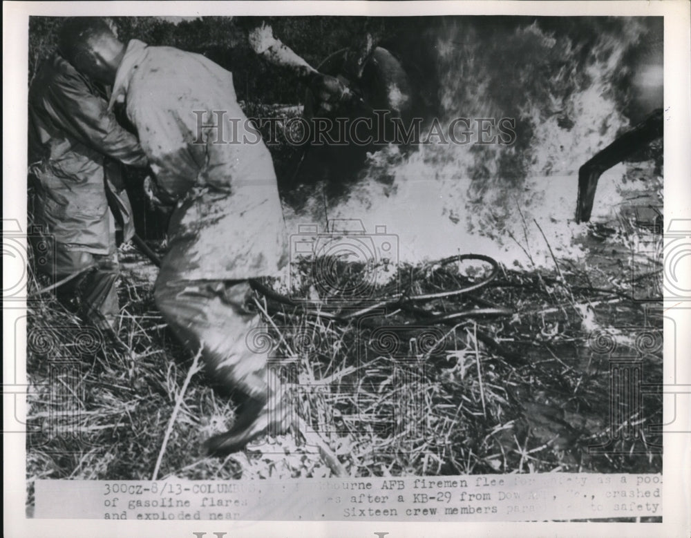 1954 Press Photo Firemen Quickly Flee Huge Gasoline Blaze Caused By KB-29 Crash - Historic Images