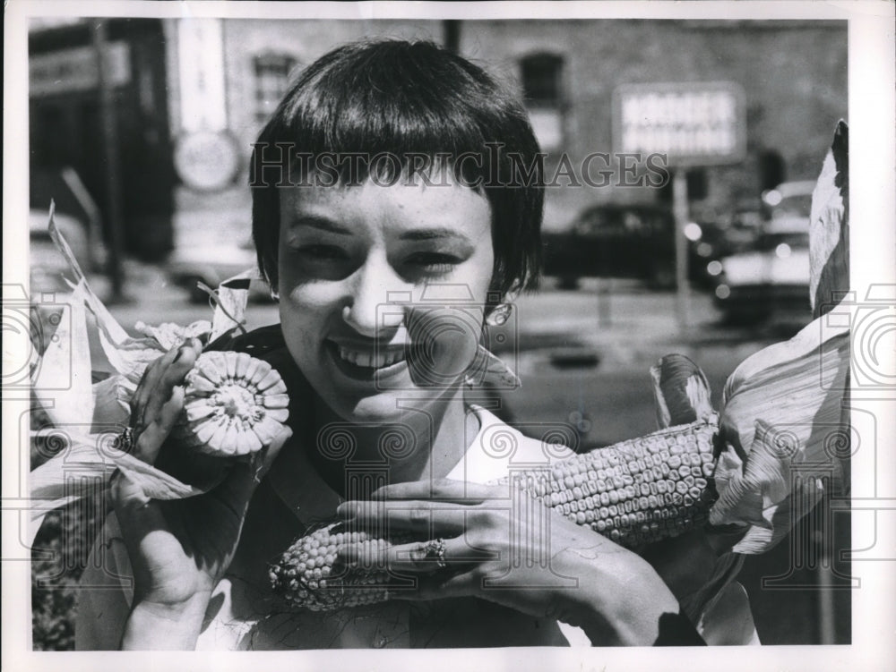 1961 Press Photo Mary Howell With New Corn Variety Missouri Farmers Assn Nursery - Historic Images