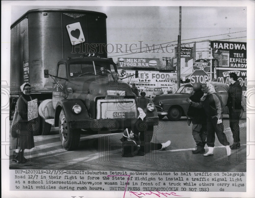 1955 Press Photo Suburban Detroit Mothers Halt Traffic at Intersection Light i - Historic Images