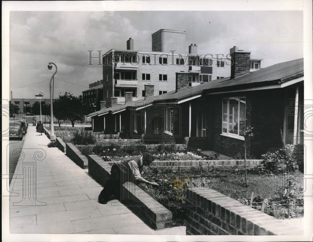 1956 Press Photo Old Peoples Cottages at London&#39;s St Martins Estate Project - Historic Images