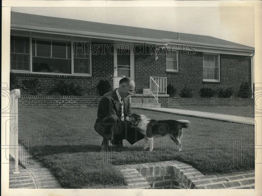 1953 Press Photo Raymond Smith Telephone And Telegram Patent King Plays With Dog - Historic Images