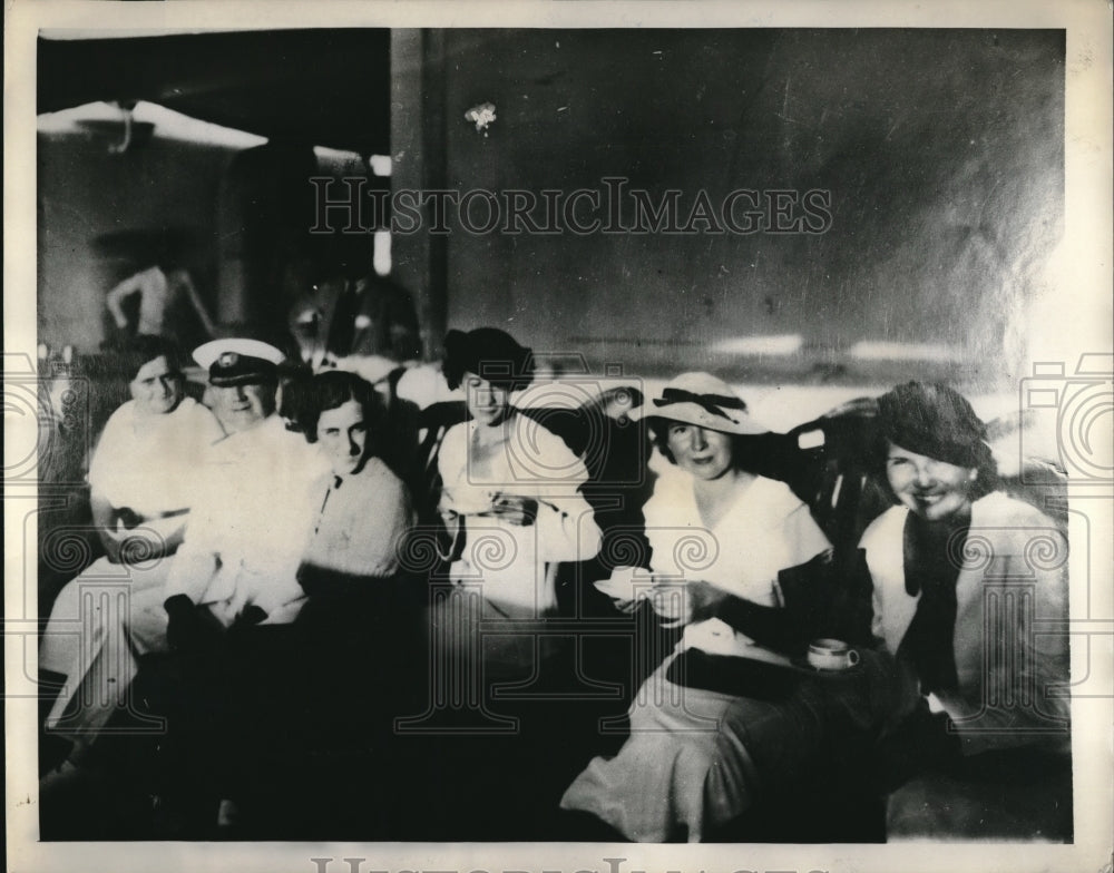 1935 Press Photo some rescued passengers of the liner Rotterdam off Jamaica - Historic Images