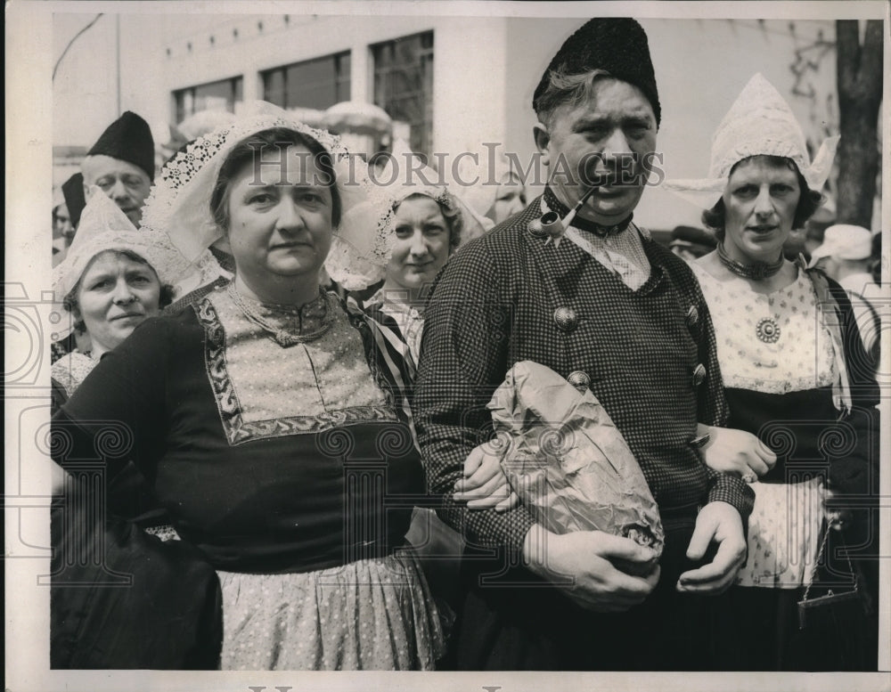 1939 Dutch Contingent At Opening Ceremony Of Worlds Fair - Historic Images