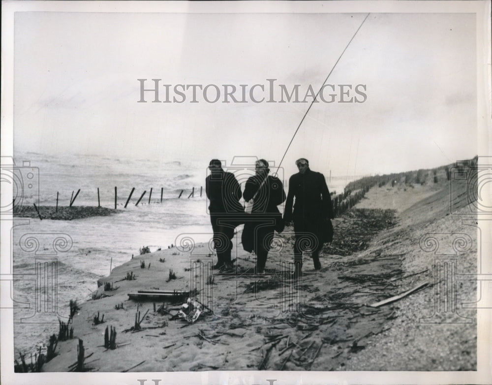 1954 Press Photo Patrol Walks Netherlands Coast Near The Hague - Historic Images