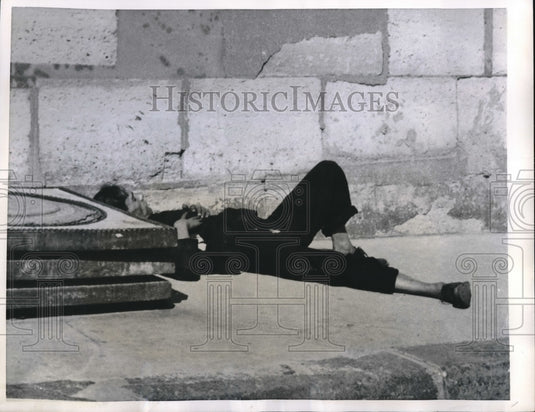 1957 Press Photo Man Sleeps On Street In Brussels Belgium - Historic Images
