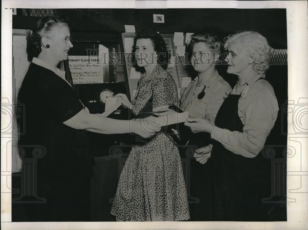 1943 Press Photo 3 generations work in Boeing Factory - Historic Images