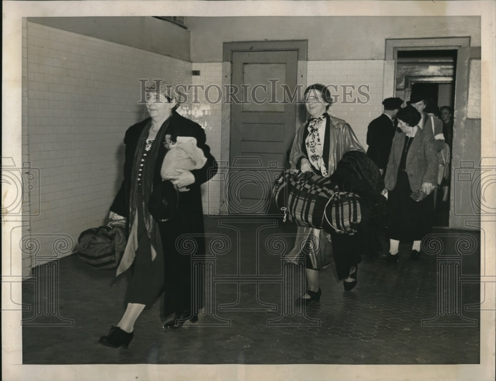 1939 Press Photo Women were saved off burning ship the Columbus - Historic Images