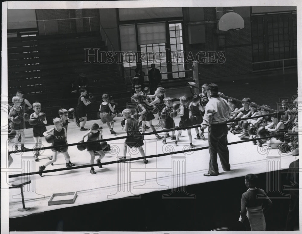 1941 Press Photo Spike Webb Instructs Navy Junior Boxers at Championship - Historic Images