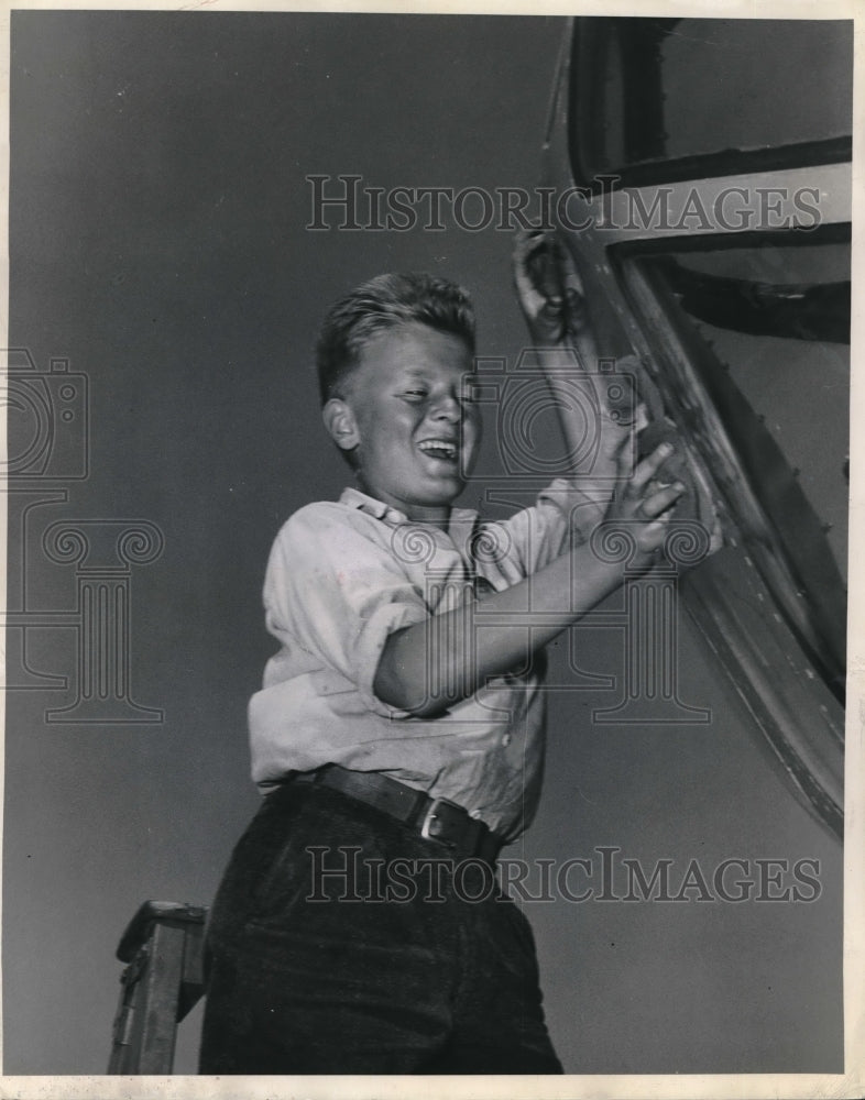 1944 Press Photo George Baan Cleans Boeing Superfortresses At Renton Plant - Historic Images