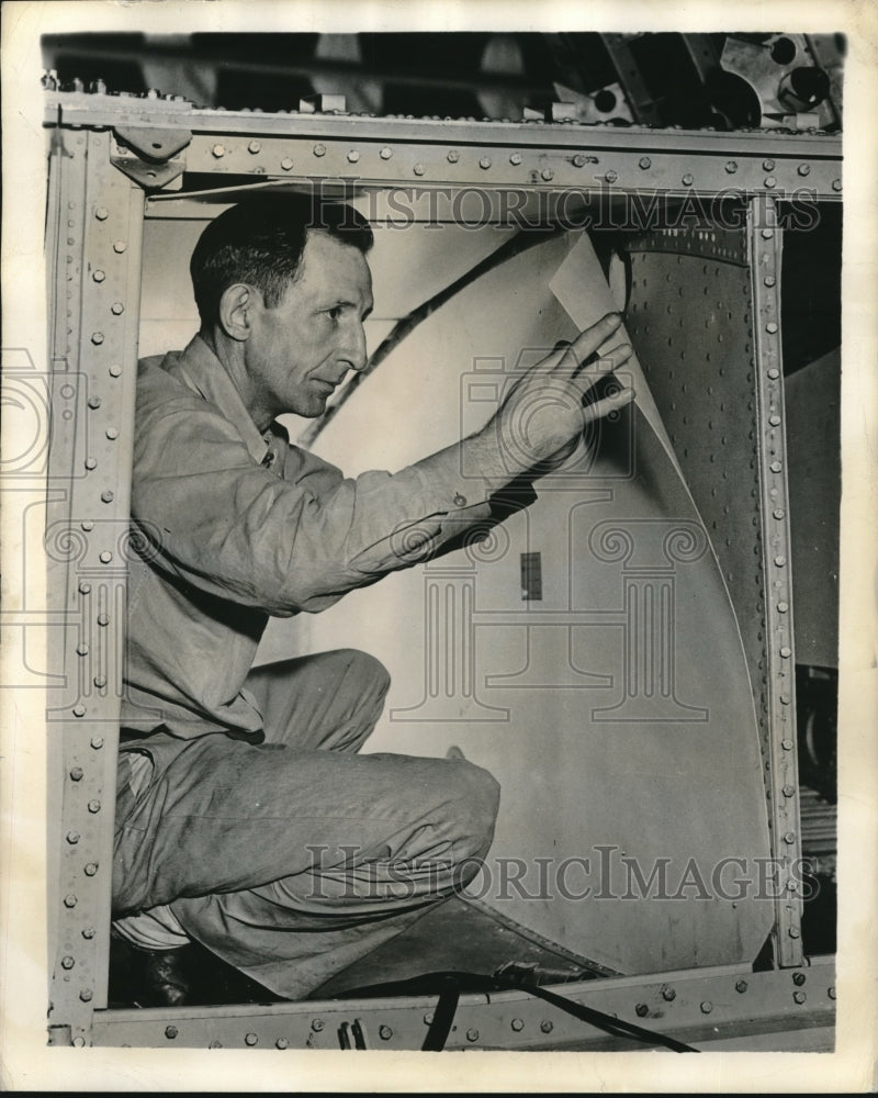 1944 Worker Installs Sheets Of Resin In Boeing Plane Fuel Cavity - Historic Images