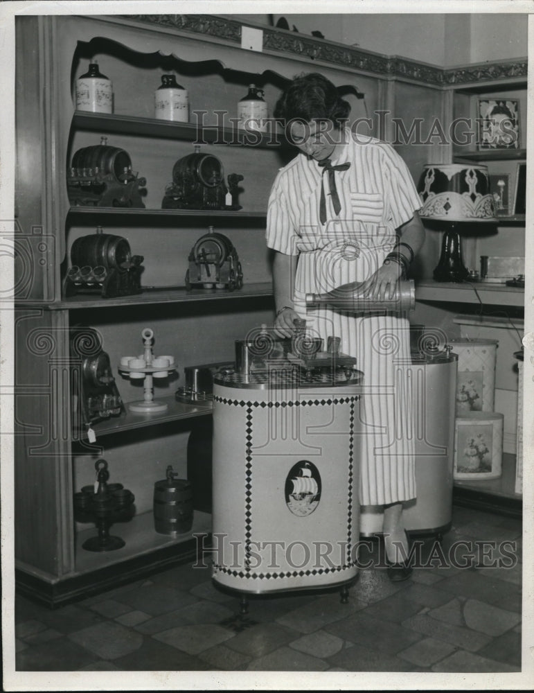 1933 Press Photo Louise Hess With Miniature Bar On Display At Gift Show Chicago - Historic Images