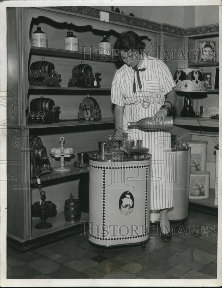 1933 Press Photo Model Louise Hess With Miniature But Complete In Home Wet Bar - Historic Images