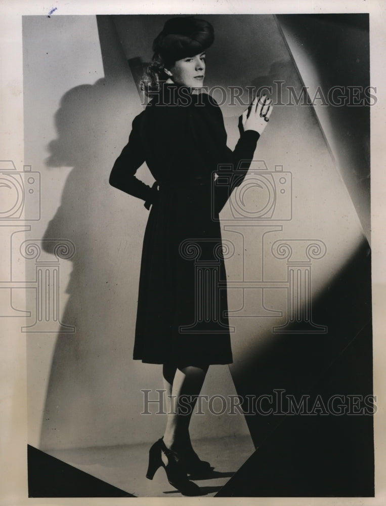 1939 Press Photo Model Wears Black Wool Jersey Dress By Marjorie Dunton - Historic Images