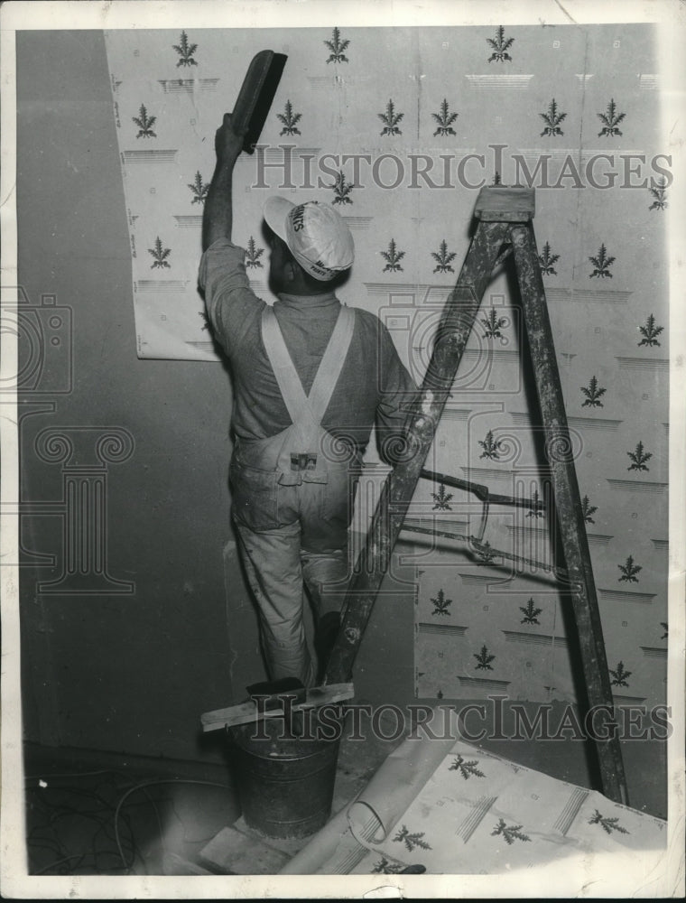 1936 Press Photo George Smith One Armed Paper Hanger At California Exposition - Historic Images