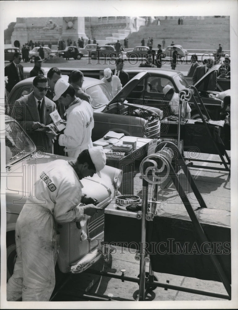 1958 Press Photo Mechanics Check Beams Of Autos In Piazza Venezia Rome Italy - Historic Images