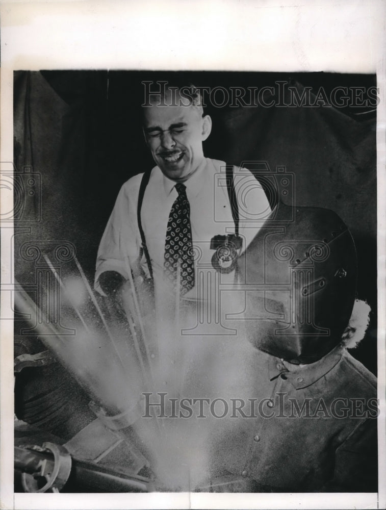 1944 Press Photo Boeing Aircraft Scientist Closes Eyes While Welder Makes Fire-Historic Images