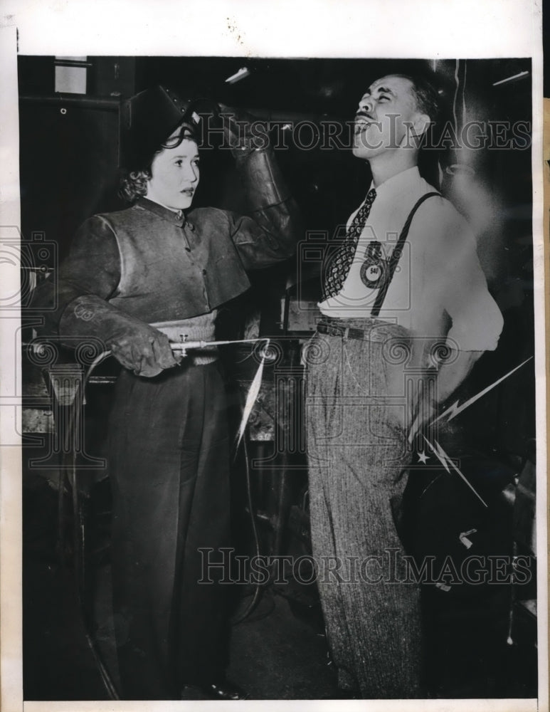 1944 Boeing Aircraft Engineer Howls At Pretty Female Torch Welder - Historic Images