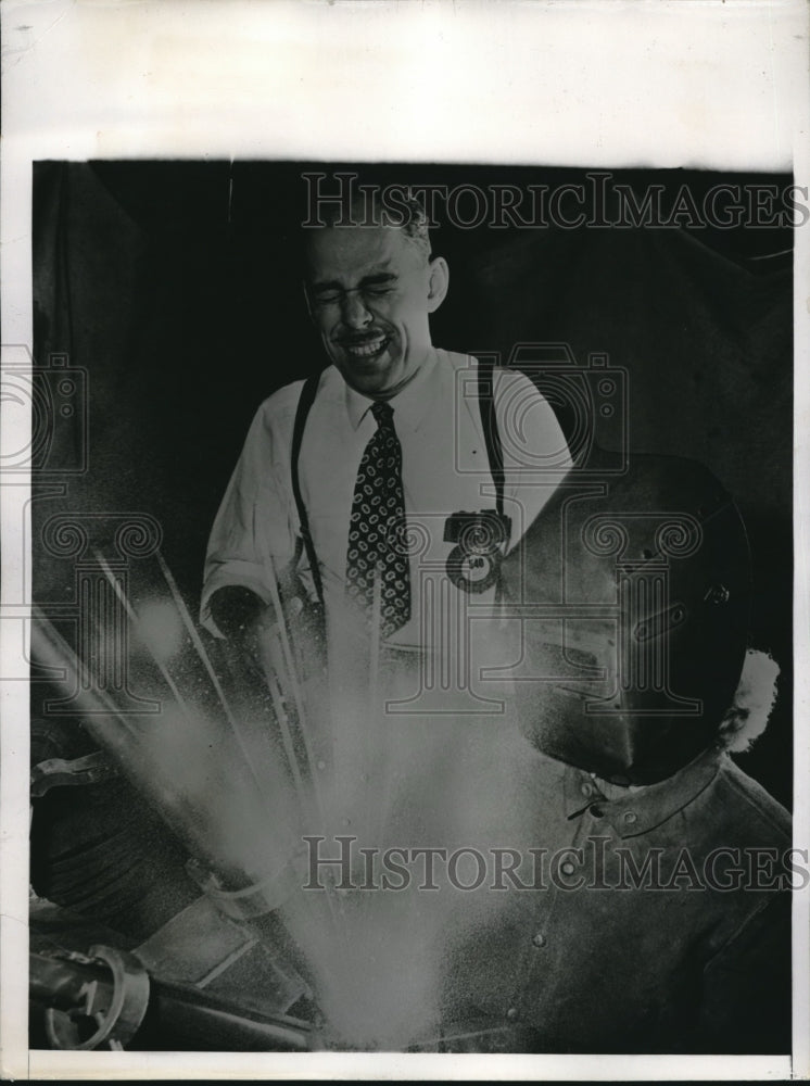1944 Boeing Aircraft Engineer Painfully Falls In Love With Welder - Historic Images