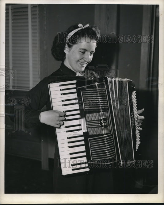 1944 Press Photo Mary June McGuire, seaman 1st class of the US Coast Guard - Historic Images