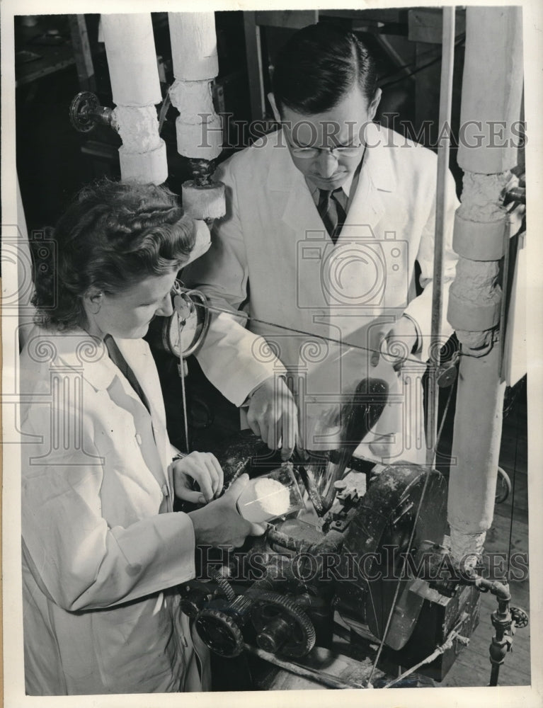 1942 Press Photo Substitute for Sponge Rubber Discovered by Physicist &amp; Chemist - Historic Images