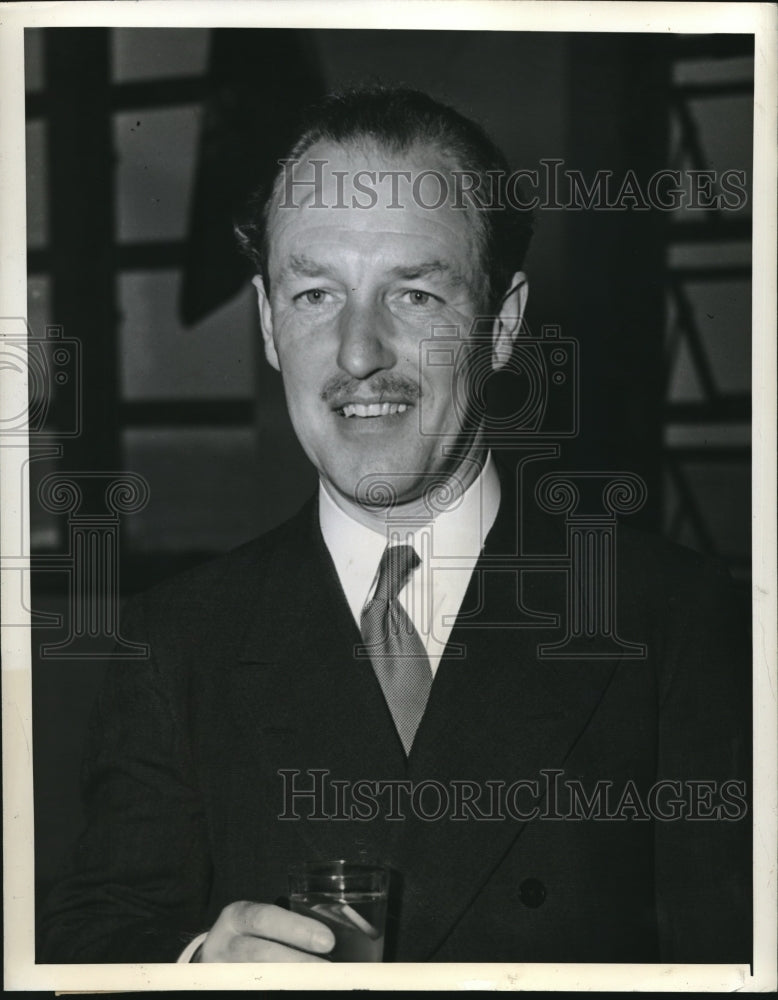 1941 Press Photo British Parliament Member Oliver Samonds Arrives in NY - Historic Images