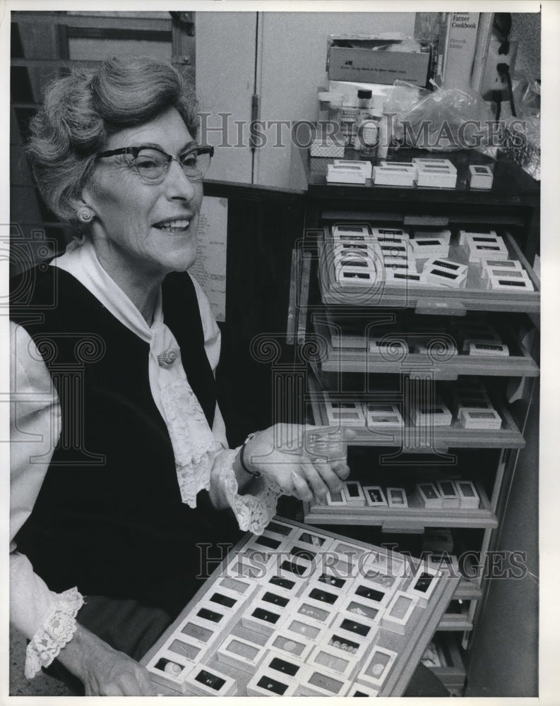 1970 Mrs Francis A Smith displays miniature shells she collected. - Historic Images