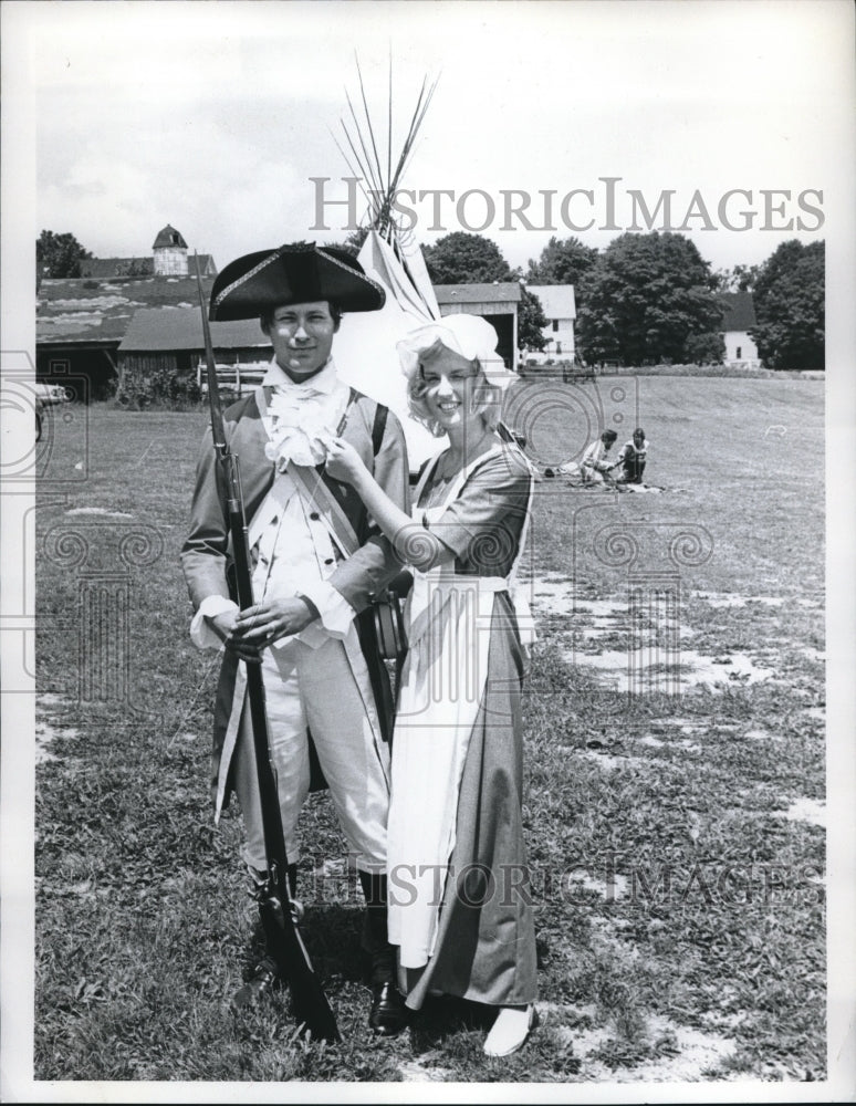 1974 Press Photo Man And Woman Dressed In Revolutionary War Garb With Tepee - Historic Images