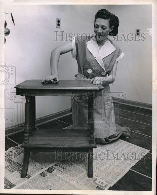1963 Press Photo Mrs. Stephan Koeats Sanding a Table - Historic Images