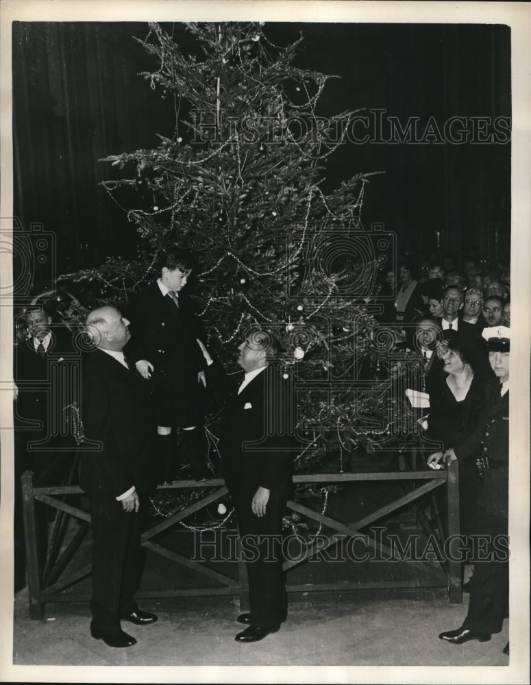 1936 Postmasters Decorate Christmas Tree In NYC Post Office - Historic Images