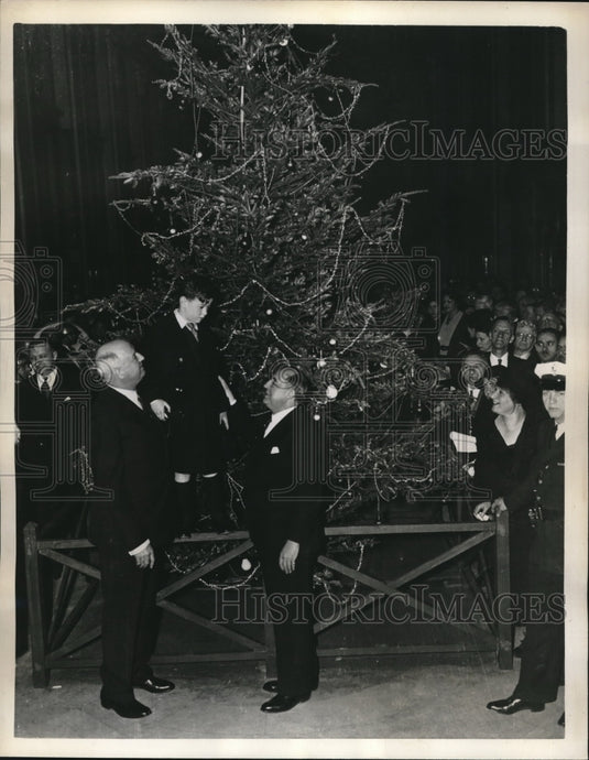 1936 Postmasters Decorate Christmas Tree In NYC Post Office - Historic Images