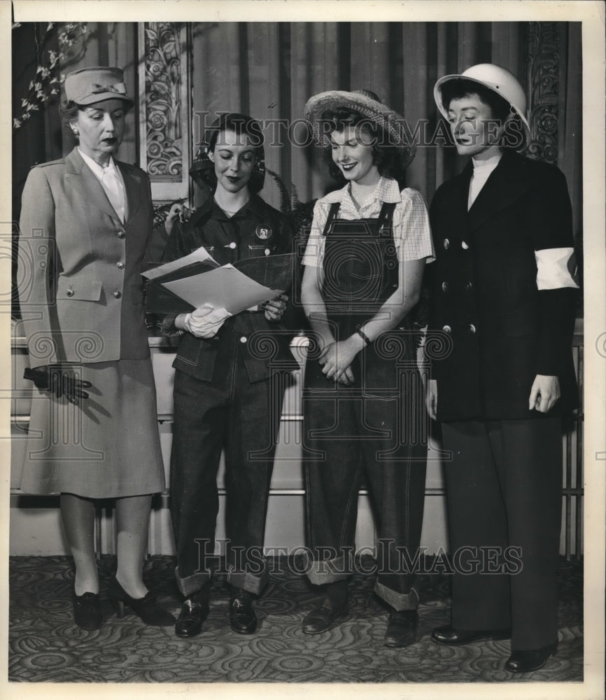 1943 Press Photo Women Model Sears Roebuck Earthy Fashions At Waldorf Astoria - Historic Images