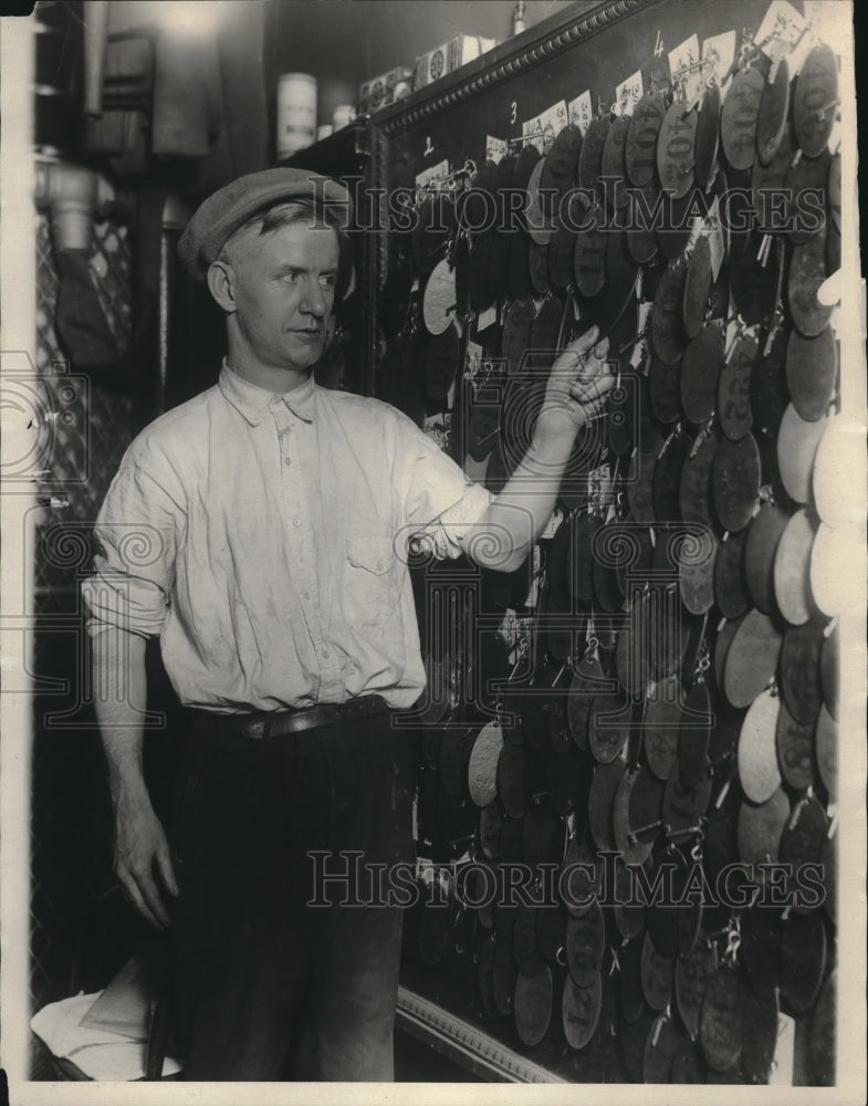 1923 Press Photo Valet Stands Next To Wall Of Keys Attached To Numbered Chains - Historic Images
