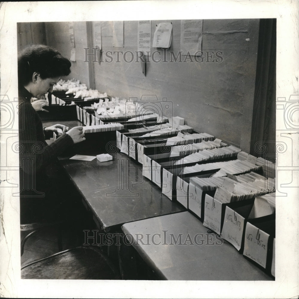 1943 Press Photo Central Information Bureau For Prisoners Of War - Historic Images