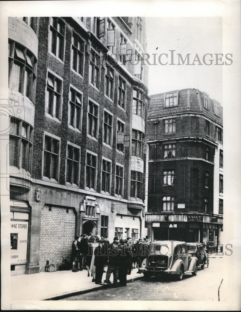 1946 Press Photo People Wait Outside Melcombe Regis Court In London - Historic Images