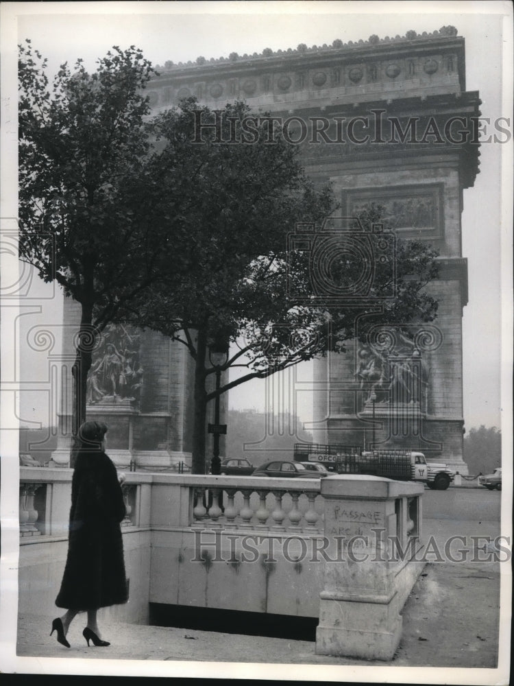 1958 Press Photo Place of L&#39;Etoile Paris Pedestrian Stands at Entrance - Historic Images