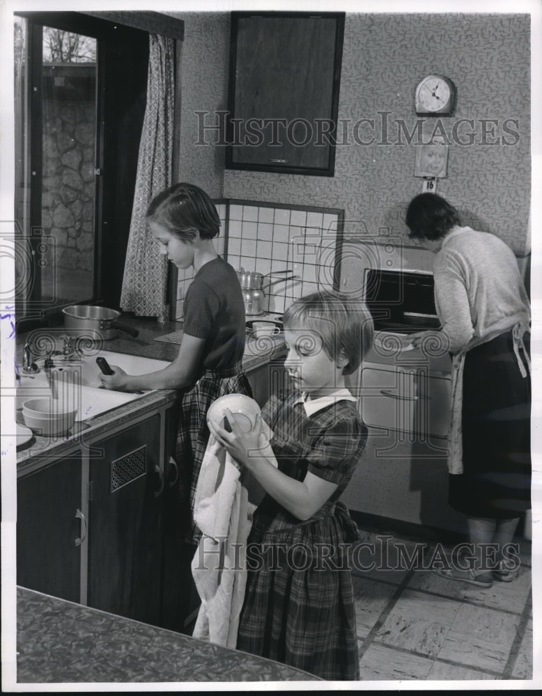 1961 Press Photo Schmidt Women Prepare Dinner In Updated Modernn Kitchen - Historic Images