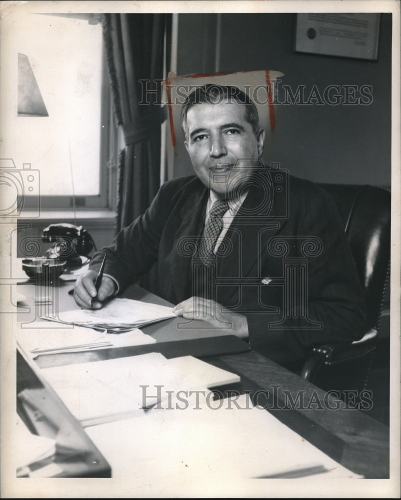 1945 Michael W. Straus U.S. Commissioner Of Reclamation At Desk - Historic Images